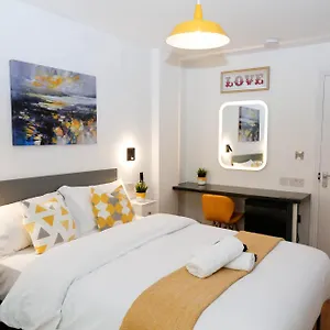  Kwatera prywatna New Luxury In The Heart Of Next To Shops, Cafes, Bars & Metro With Shared Bathrooms